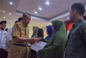 Gubernur Riau Serahkan Paket Bantuan untuk 200 Da’i