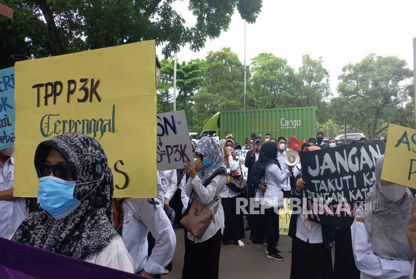 Ratusan Guru P3K Demo Pemkot Bekasi Pendapatan Dikurangi Jadi Rp 1,5 Juta