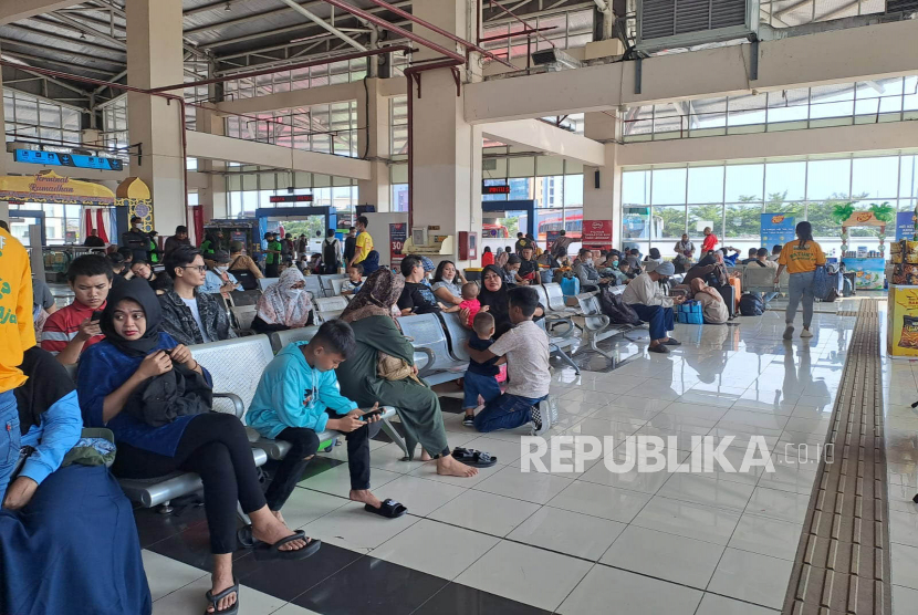 H-1 Lebaran Terminal Pulo Gebang Terpantau Sepi