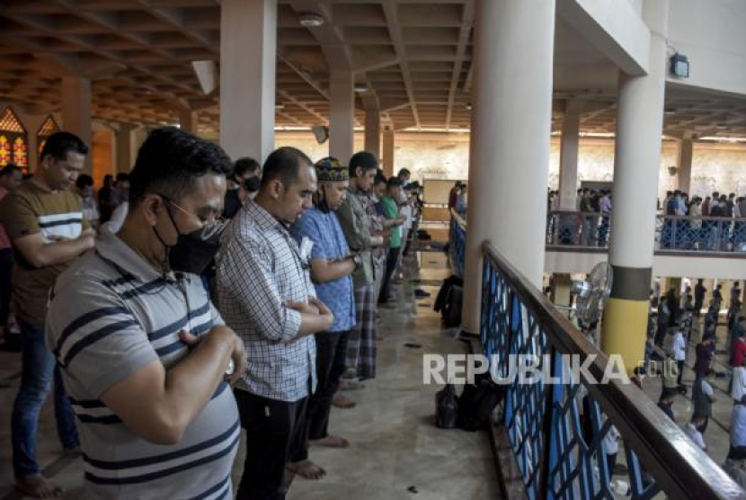 Ilustrasi sholat berjamaah. Hukum Mengeraskan Ucapan 'Amin' Setelah Imam Baca Al Fatihah. Foto: Republika/Abdan Syakura