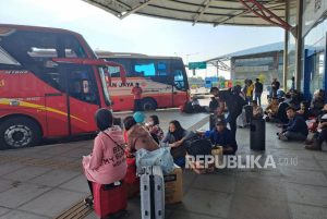 Imbas One Way Tol, Keberangkatan Bus di Terminal Pulo Gebang Terlambat Hingga 12 Jam