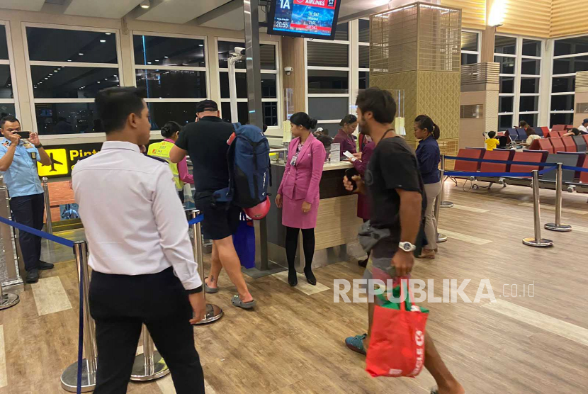 Imigrasi Deportasi WNA Rusia yang Berfoto tak Senonoh di Gunung Agung