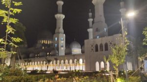 Berencana Itikaf di Masjid Raya Sheikh Zayed Solo? Perhatikan 5 Hal Ini