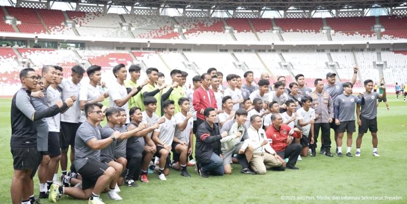 Jokowi Ingin Erick Thohir Upayakan Indonesia tak Terkena Sanksi FIFA