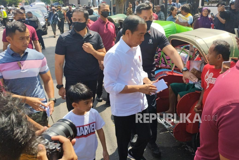 Jokowi, Iriana, Jan Ethes Bagikan Bantuan untuk Tukang Becak dan Tukang Parkir di Solo