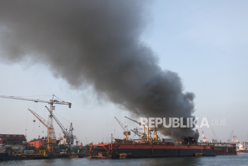 Kapal Kargo Terbakar di Pelabuhan Tanjung Perak