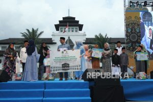 Kegiatan Bulan Berbagi On The Street di Gedung Sate