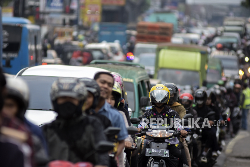 Kepadatan Kendaraan Terjadi di Jalur Arteri Cileunyi Bandung