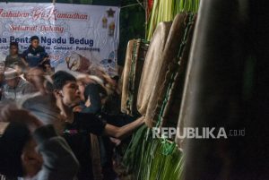 Keseruan Tradisi Ngadu Bedug di Pandeglang