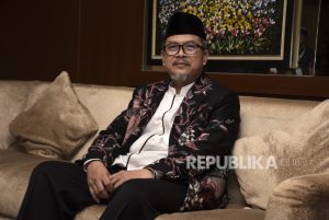 Ketum Persis Jelaskan Mengapa Shaf Sholat Perempuan di Belakang Pria