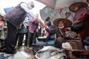 Khofifah Pastikan Stok Bahan Pokok di Jatim Aman Hingga Lebaran