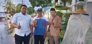 Komunitas Wartawan Gresik Gandeng Pengusaha Bagikan Ratusan Takjil Ramadhan