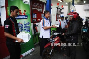 Lebih dari 1000 SPBU Pertamina Bagikan Takjil Gratis untuk Konsumen
