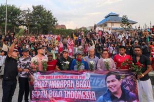 Legenda & Pecinta Sepak Bola Bubuhkan Tanda Tangan Dukungan untuk Erick Thohir