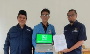 Mahasiswa Kampus Digital Bisnis UNM Hibahkan Karya Inovatif Aplikasi Menara Masjid