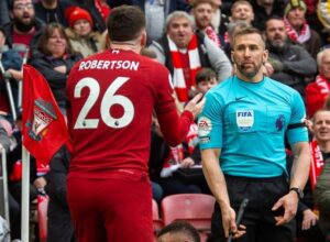 Mantan Wasit Clattenburg: Bek Sayap Liverpool Robertson Provokasi Hatzidakis