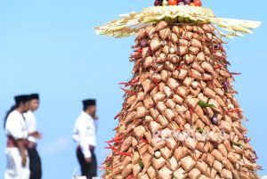 Masih Semarakkan Idul Fitri, Mataram Gelar Lomba Dulang Saji Tupat 