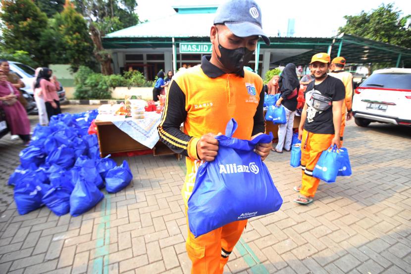 Melalui Baznas, Bupati Pinrang Irwan Hamid Hormati Pahlawan Kebersihan