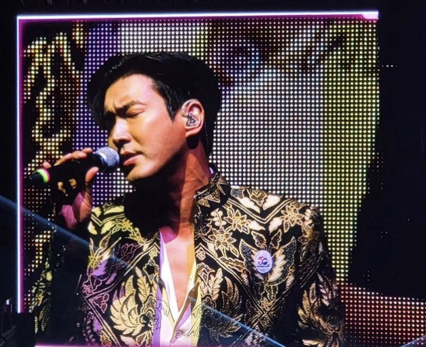 Siwon pakai batik. Dok: Instagram @gandisulis