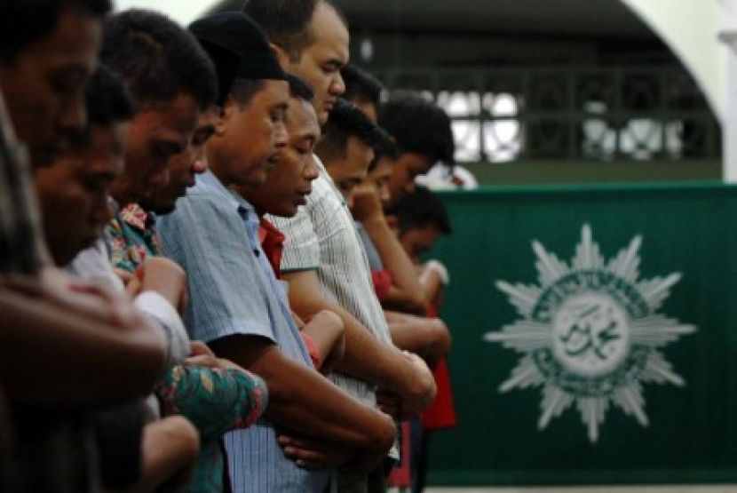 Warga Muhammadiyah sholat Tarawih 11 rakaat berbeda dengan warga NU yang melakukan sholat Tarawih 23 rakaat. Foto: Republika.