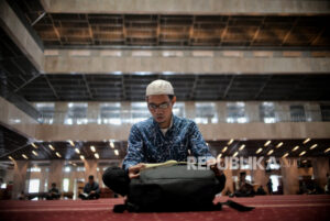 Menunggu Waktu Berbuka di Masjid Istiqlal