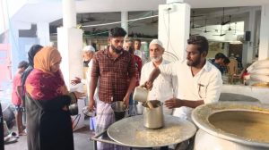 Meski Harga Naik, Masjid di India Tetap Siapkan Bubur Nonbu Kanji untuk Takjil