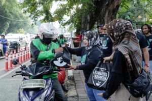 Ngabuburit di Jalan, Kowarteg Berbagi Makanan untuk Para Ojol