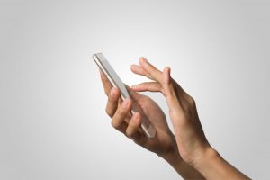 Pasangan Sering Main HP, Anda Patut Curiga Jika Ada Tanda Ini