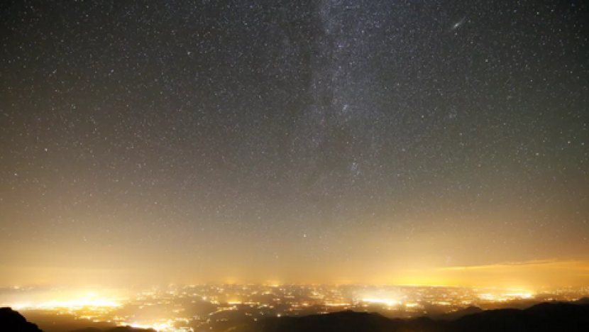 Polusi cahaya di atas kota Toulouse dan Tarbes, Prancis. Gambar: Christophe Lehenaff/Getty Images