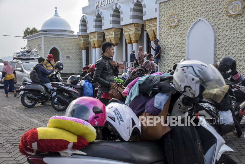 Pemudik Beristirahat di Masjid Babussalam