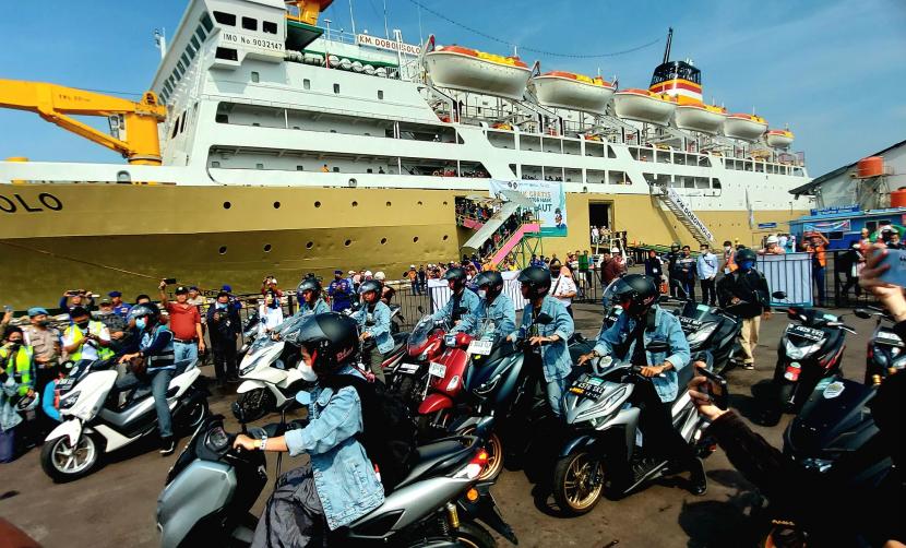 Pemudik Bermotor Tiba di Pelabuhan Semarang Dikawal Polisi Secara Estafet