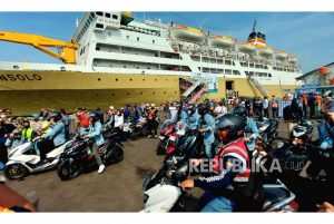 Pemudik Gratis Sepeda Motor dengan Kapal Laut Tiba di Semarang