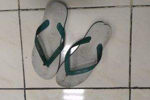 Pemudik Keluhkan Emak-emak Tukang Parkir Sandal