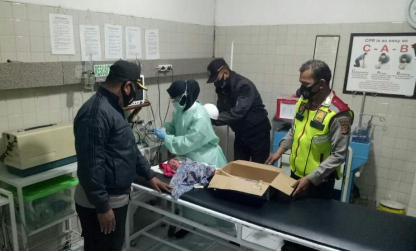 Penemuan Bayi dalam Kardus Gegerkan Warga Jonggol Bogor