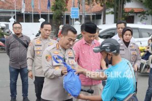 Polresta Cirebon Bagikan Paket Bahan Pokok untuk Tukang Becak dan Ojek