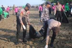 Prajurit TNI-Polri Bersihkan Sampah di Pantai Pangandaran