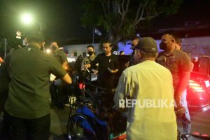 Presiden Jokowi Membagikan Bantuan di Pintu Istana Bogor