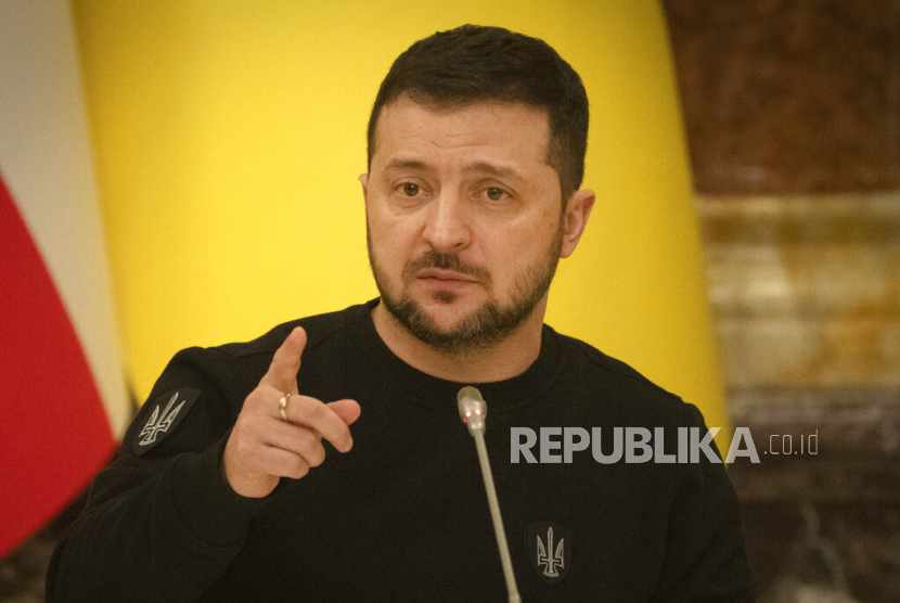 Presiden Ukraina Zelenskyy Menjamu Muslim Tatar Krimea untuk Buka Puasa
