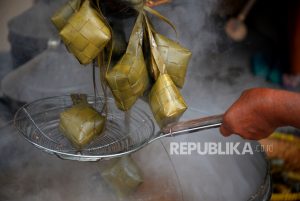 Produksi Ketupat Rumahan | Republika Online