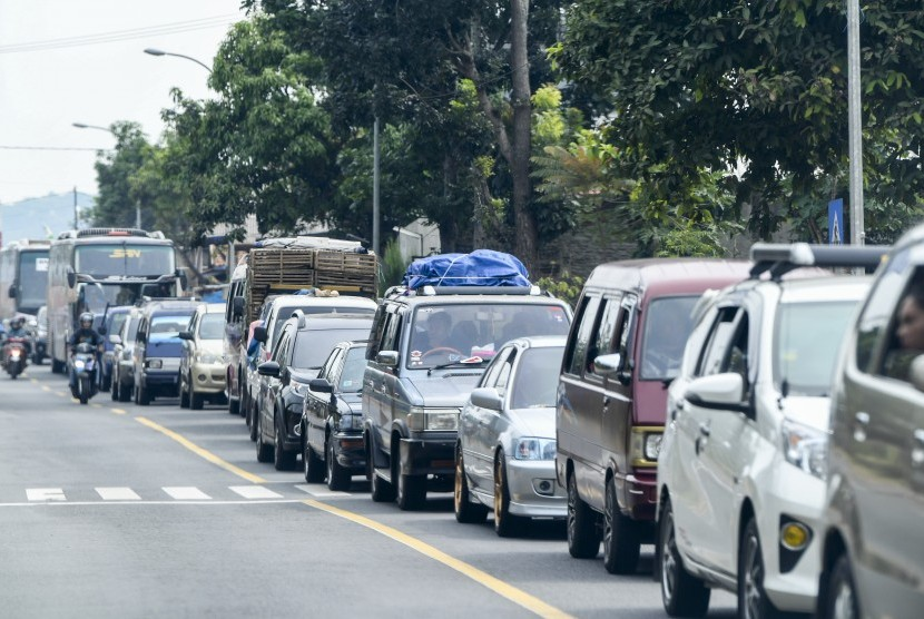 Mudik. Tradisi mudik bagi masyarakat Minang dikenal sebagai Pulang Basamo