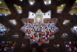 Puluhan Ribu Warga Sholat Idul Fitri di Masjid Islamic Center NTB