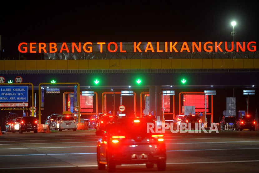 Ratusan Ribu Kendaraan Masih Ramai Keluar Tol Kalikangkung Semarang