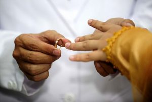 Naksir Saudari Perempuan Tiri dari Istri Ayah, Bolehkah Menikahinya?