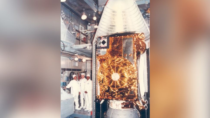 Ilmuwan berpose dengan satelit cuaca dan komunikasi INSAT-1A India menjelang 10 April 1982. Gambar: Organisasi Riset Antariksa India