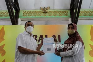 Semarakkan Ramadhan, Gubernur Riau Syamsuar Bagikan Paket Santunan