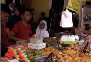 Senyum Penjual Takjil, Omset Naik Hingga 50 persen