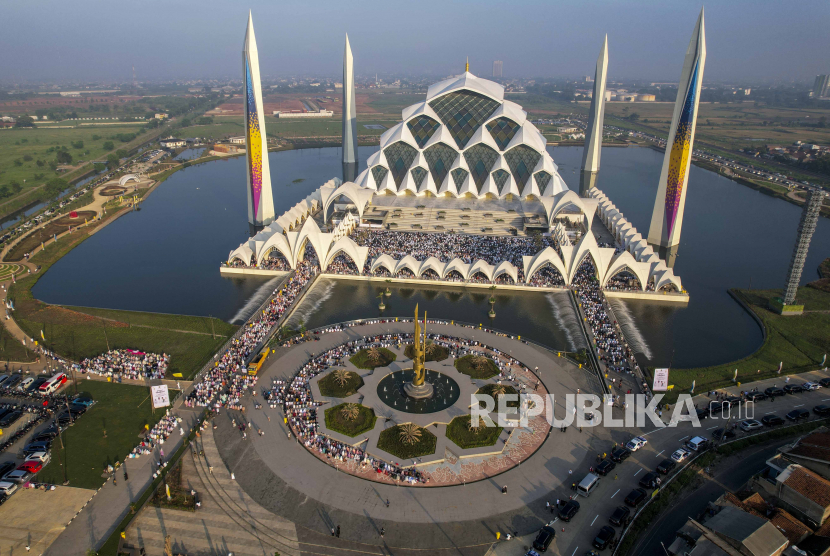 Shalat Idul Fitri di Masjid Raya Al Jabbar