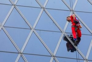 Spiderman Prancis Ikut Serukan Protes Reformasi Pensiun