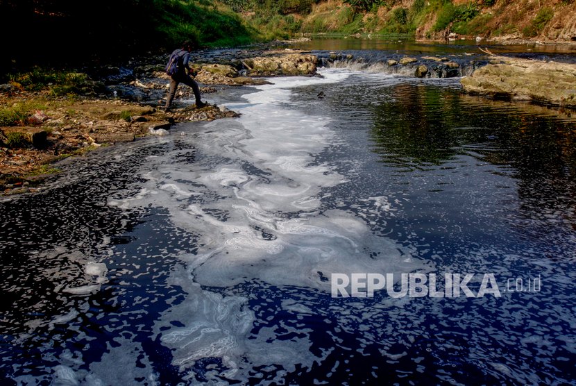 Sungai Cileungsi Diduga Tercemar Limbah B3, Ribuan Ikan Mati