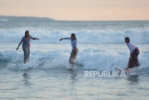 Surfer Perempuan Peringati Hari Kartini